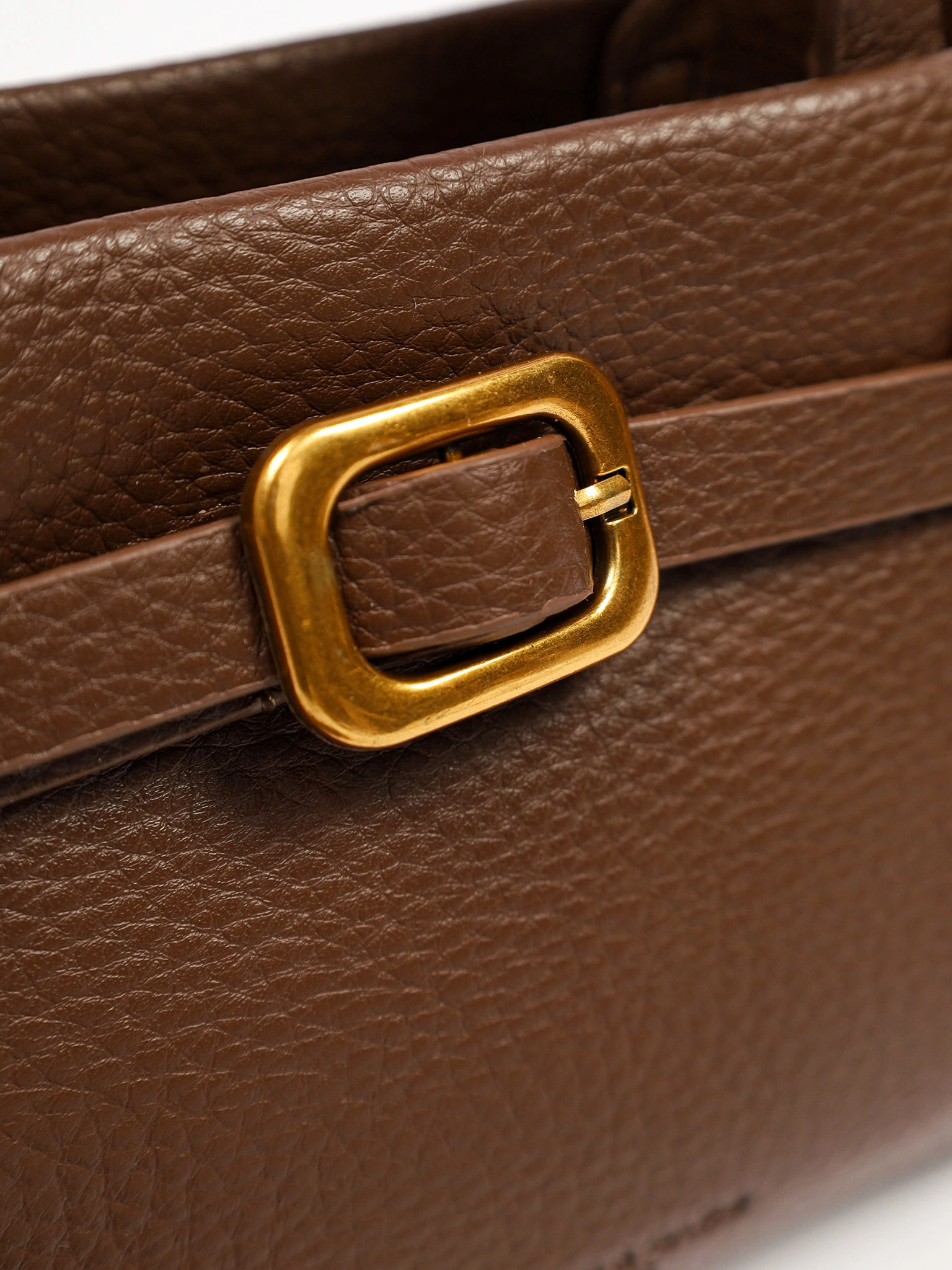 Сумка-тоут с декоративным платком и ремешком с пряжкой в ассортименте